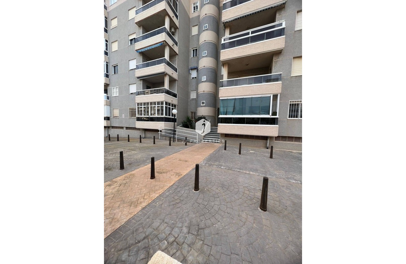 Resale - Apartment / flat -
Torrevieja - aguas nuevas