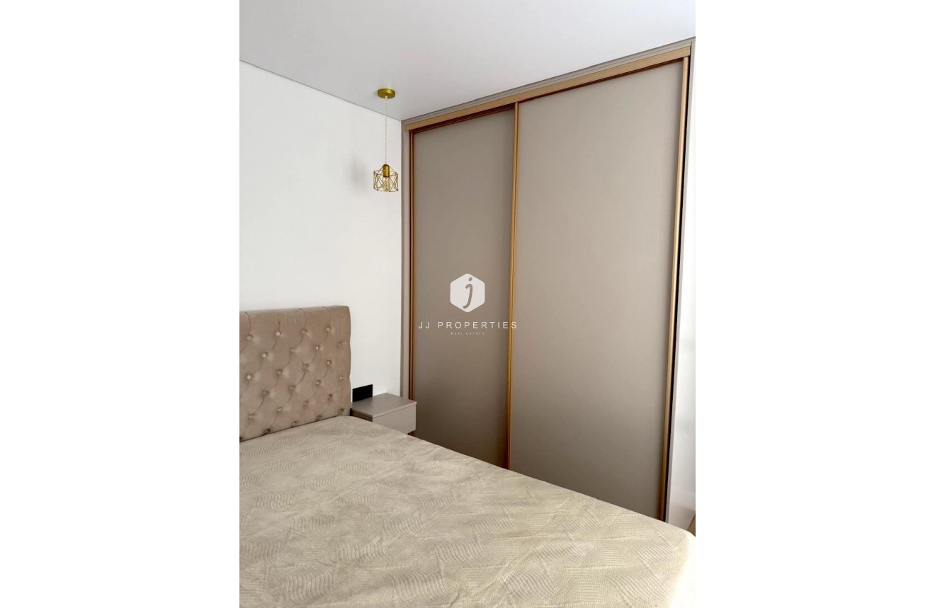 Resale - Apartment / flat -
Torrevieja - Paseo maritimo