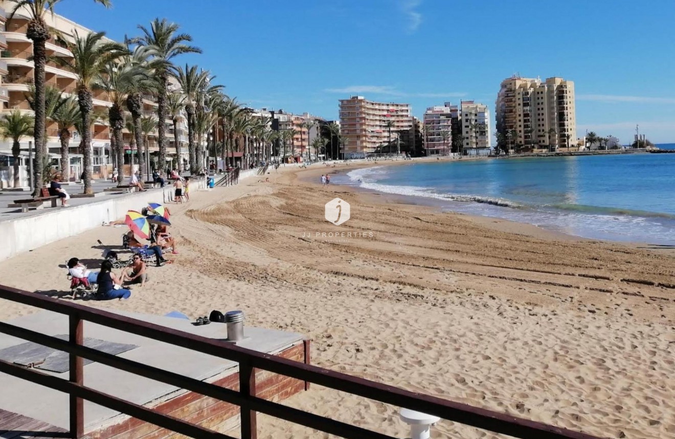 Resale - Apartment / flat -
Torrevieja - Paseo maritimo