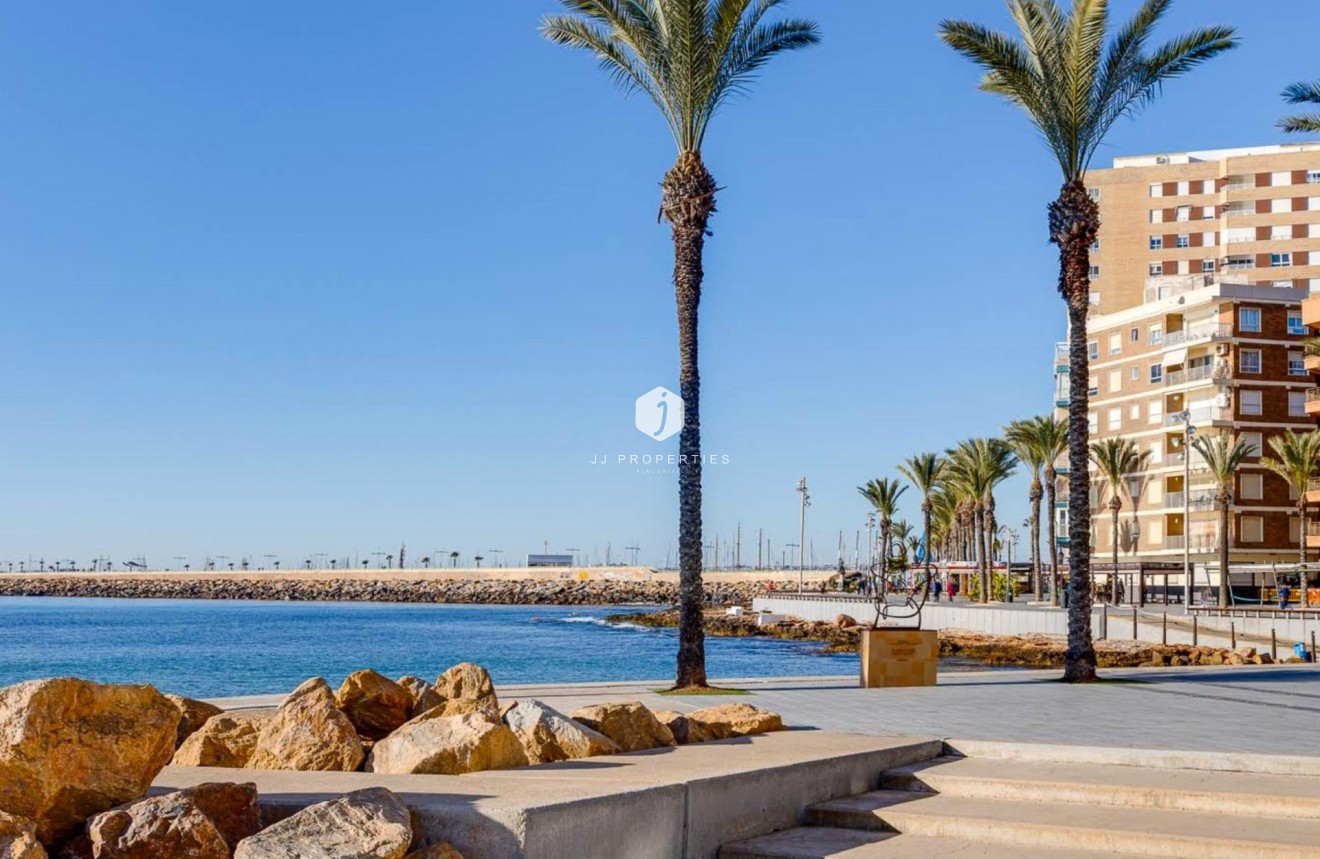 Resale - Apartment / flat -
Torrevieja - Paseo maritimo