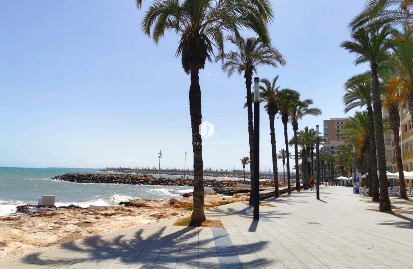 Resale - Apartment / flat -
Torrevieja - Paseo maritimo