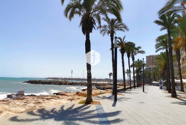Resale - Apartment / flat -
Torrevieja - Paseo maritimo