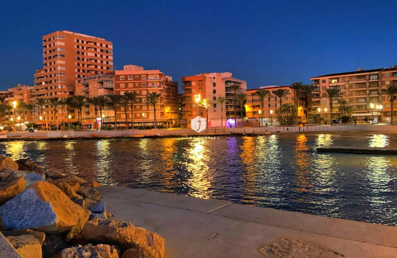 Resale - Apartment / flat -
Torrevieja - Paseo maritimo