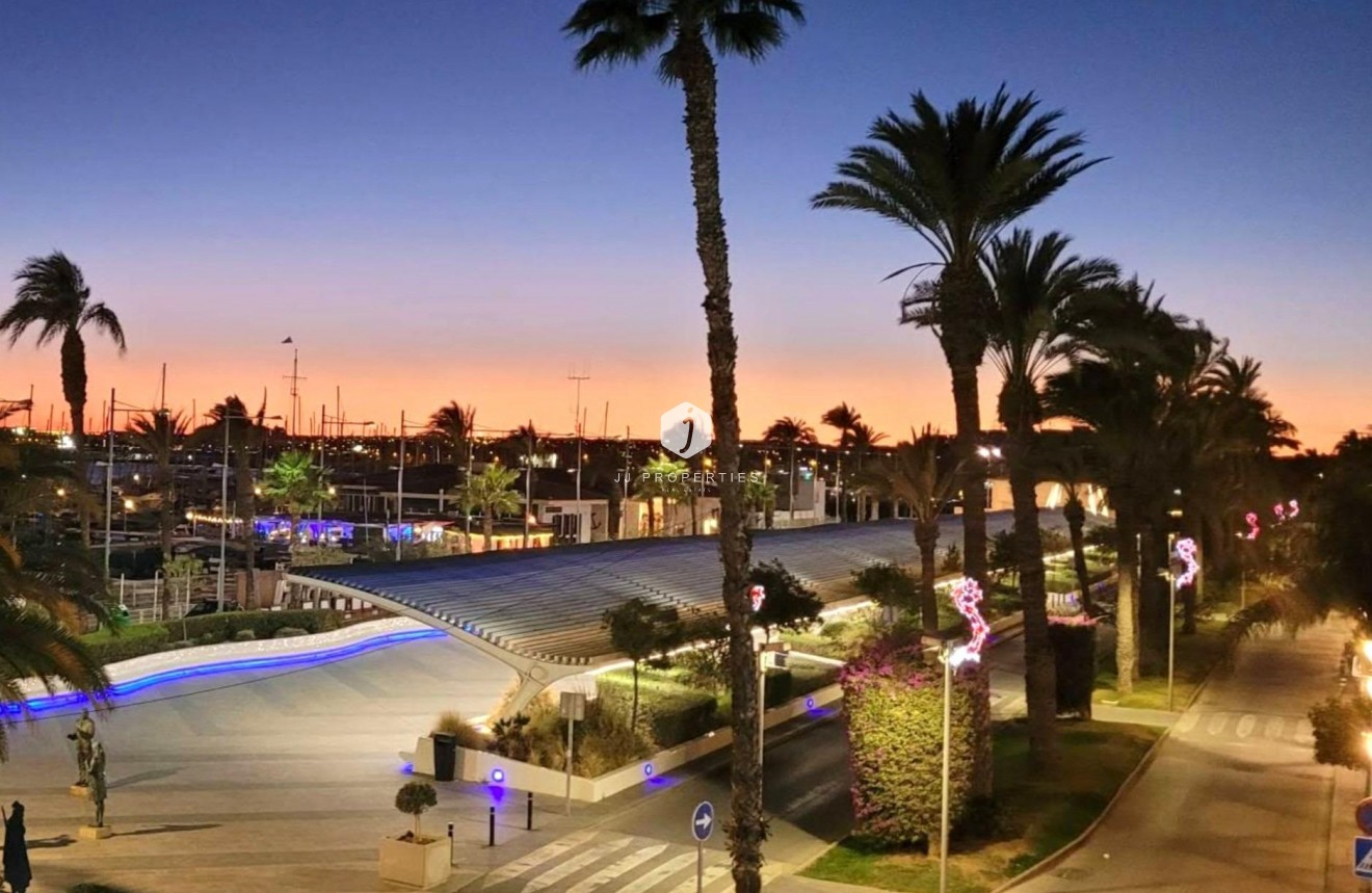 Resale - Apartment / flat -
Torrevieja - Paseo maritimo