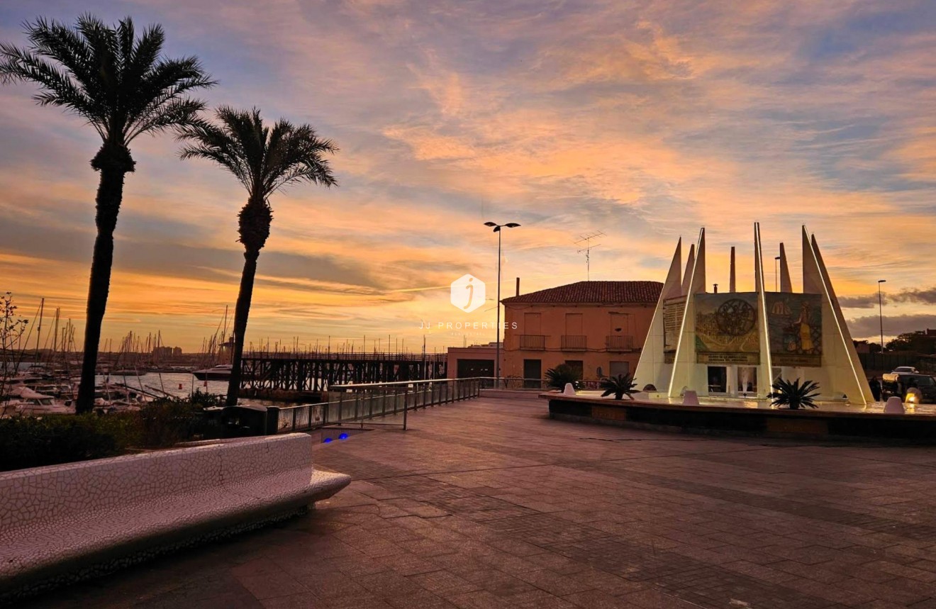 Resale - Apartment / flat -
Torrevieja - Paseo maritimo