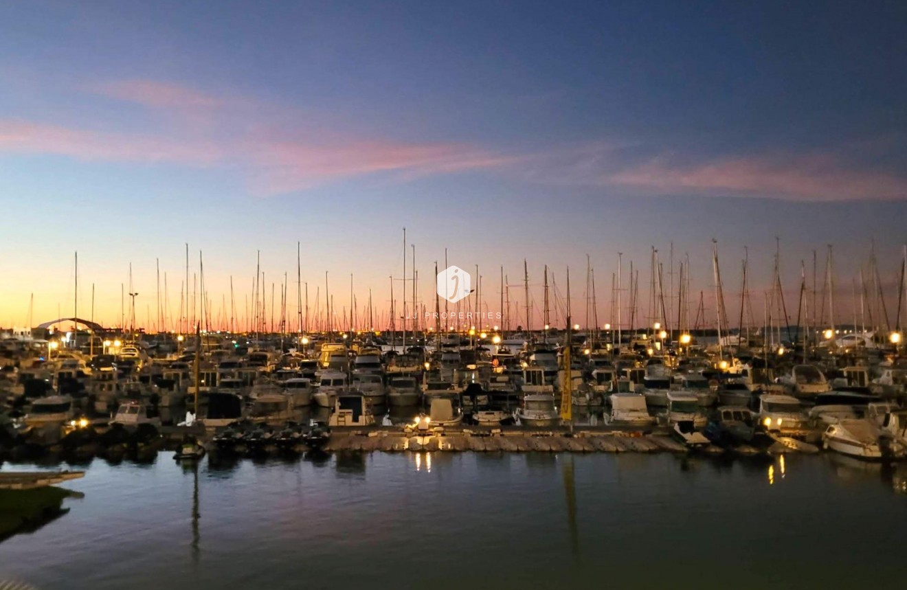 Resale - Apartment / flat -
Torrevieja - Paseo maritimo