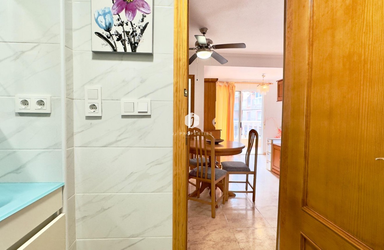 Resale - Apartment / flat -
Torrevieja - Centro