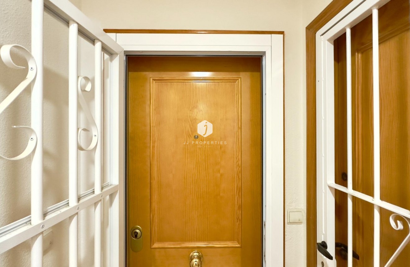 Resale - Apartment / flat -
Torrevieja - Centro