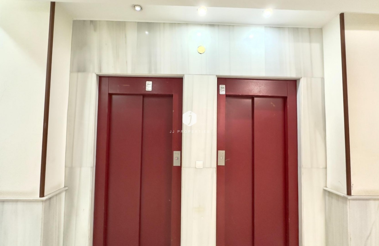 Resale - Apartment / flat -
Torrevieja - Centro