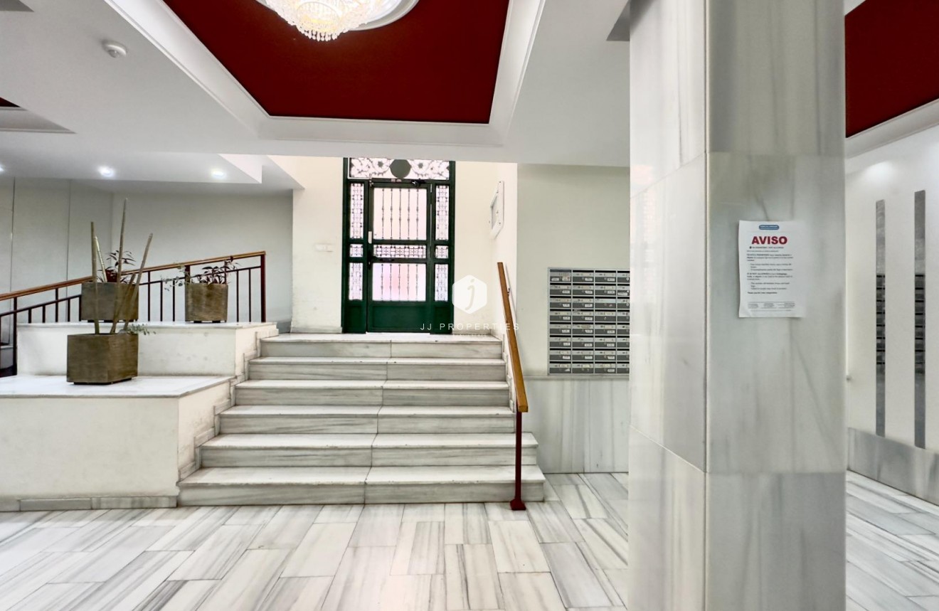 Resale - Apartment / flat -
Torrevieja - Centro