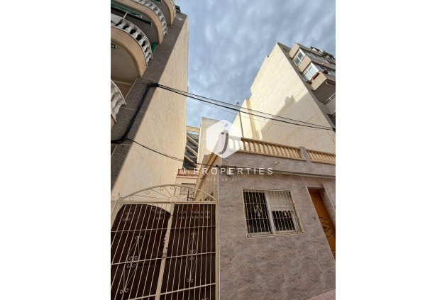 Segunda mano - Chalet -
Torrevieja