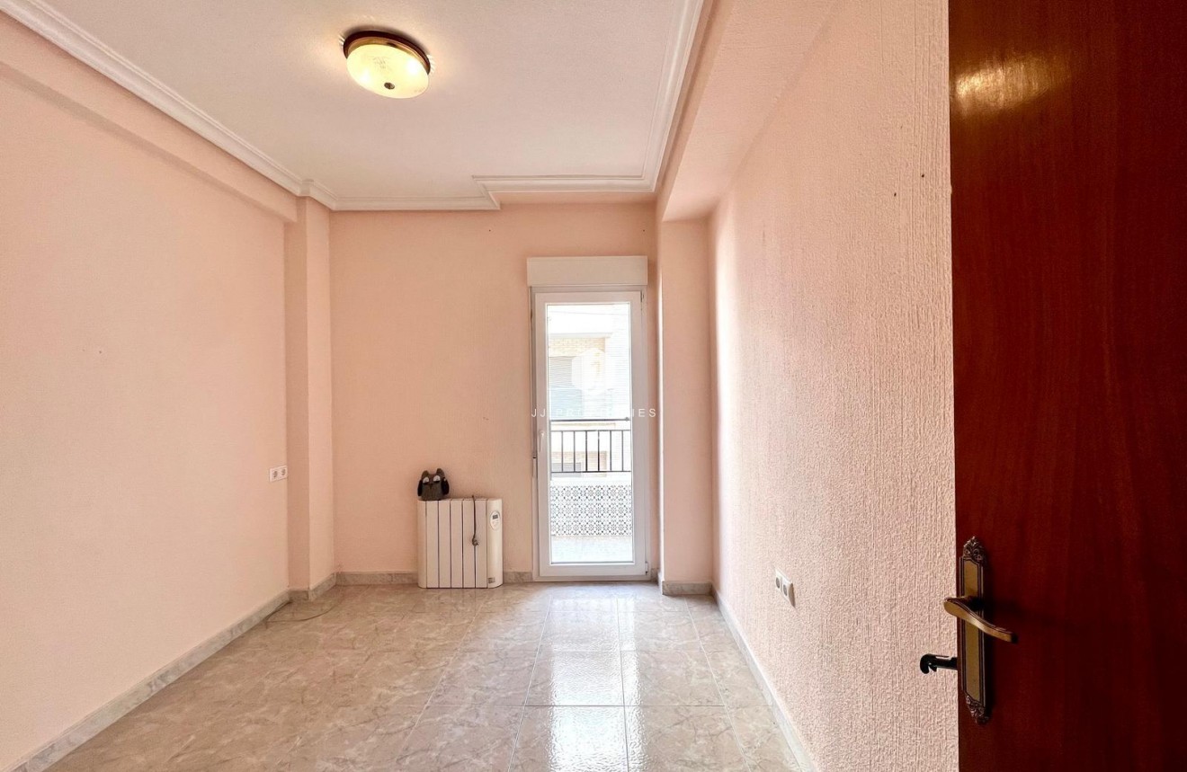 Tweedehands - Appartement / flat -
Torrevieja - Paseo maritimo