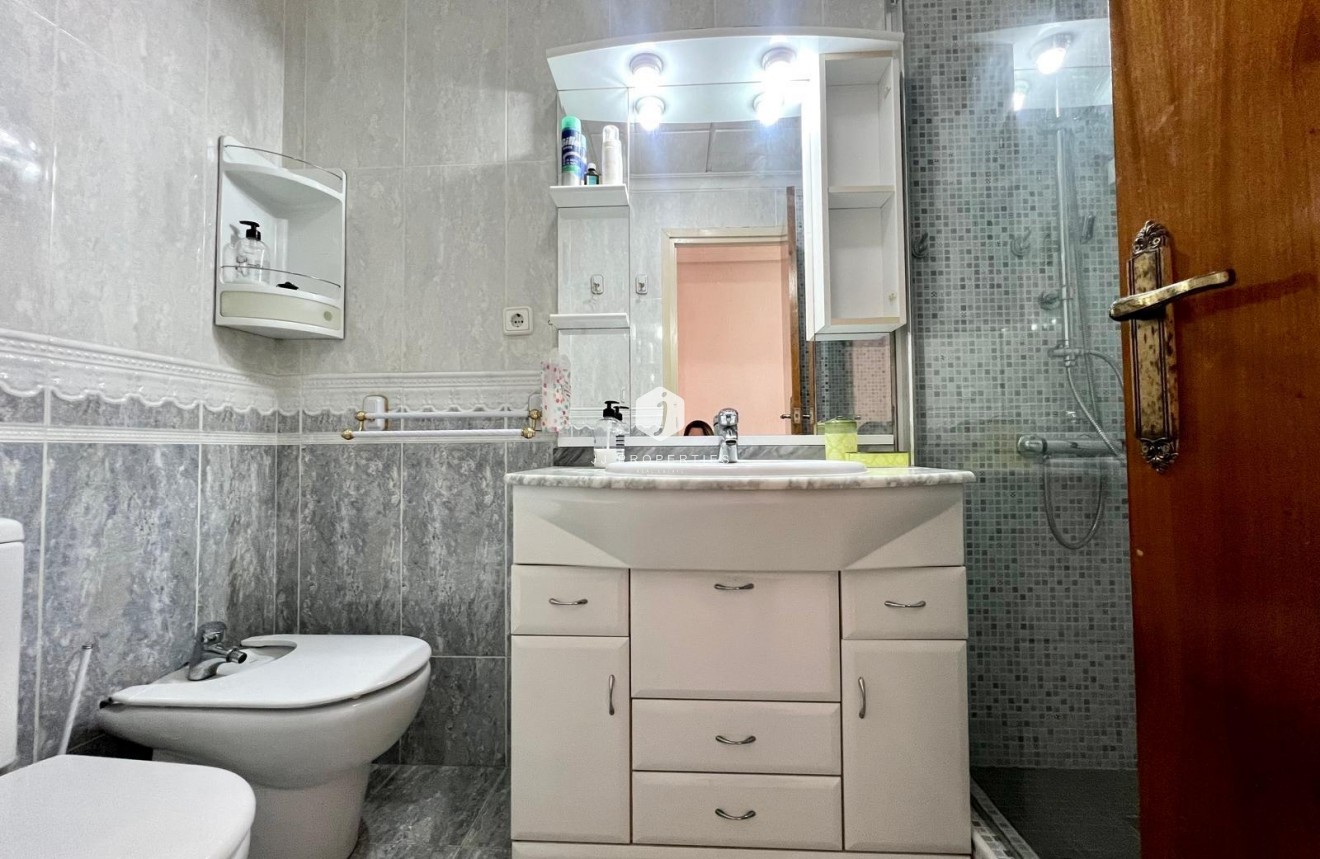 Tweedehands - Appartement / flat -
Torrevieja - Paseo maritimo