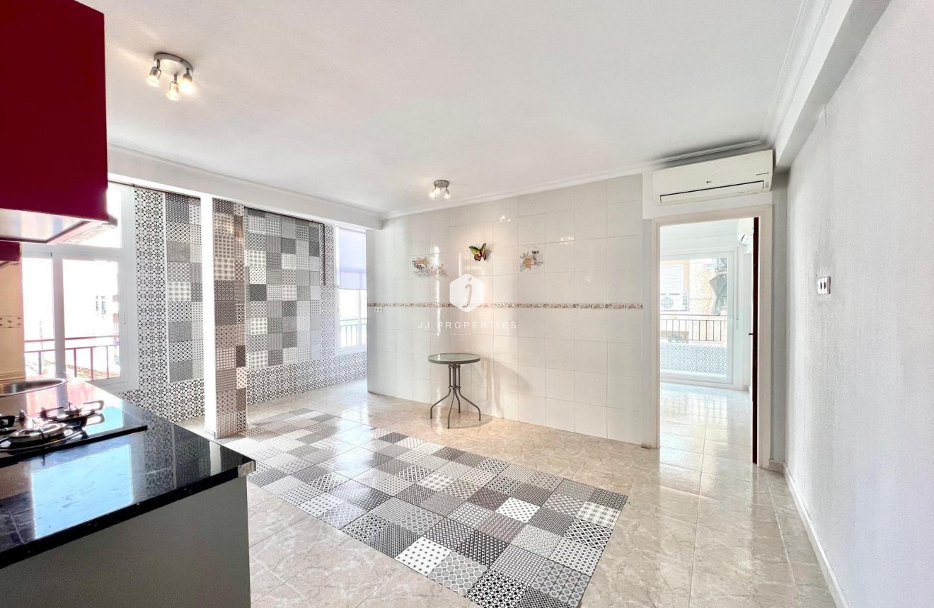 Tweedehands - Appartement / flat -
Torrevieja - Paseo maritimo