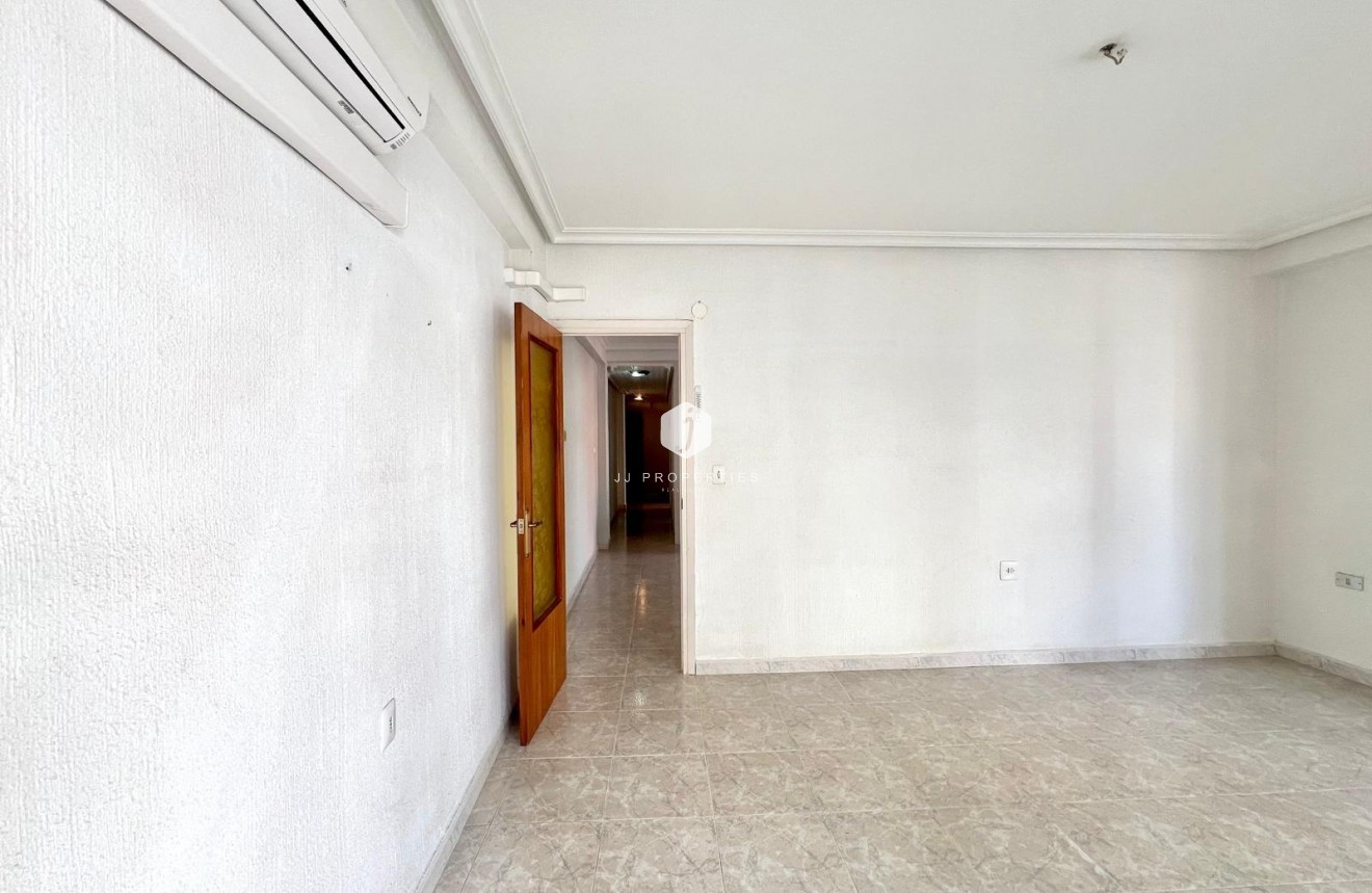 Tweedehands - Appartement / flat -
Torrevieja - Paseo maritimo