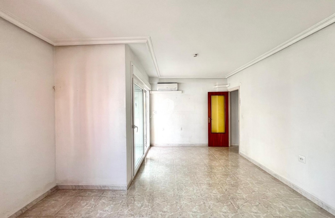 Tweedehands - Appartement / flat -
Torrevieja - Paseo maritimo