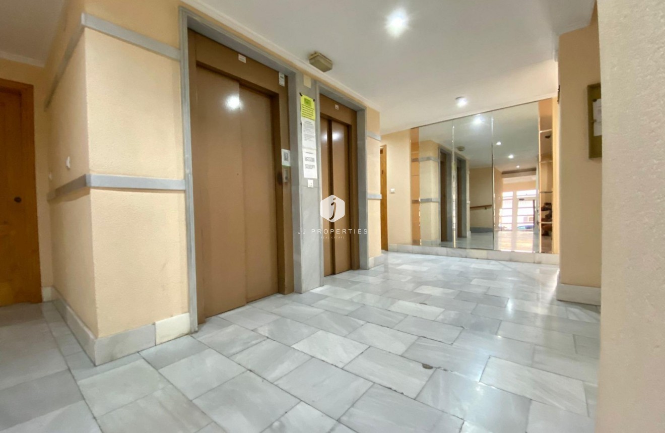 Resale - Apartment / flat -
Torrevieja - Estacion de autobuses