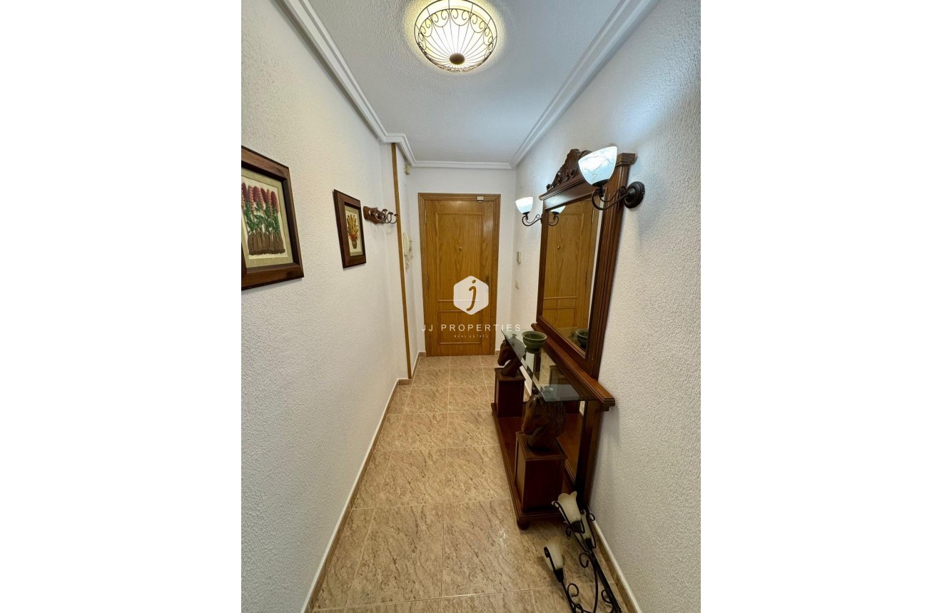 Resale - Apartment / flat -
Torrevieja - Centro