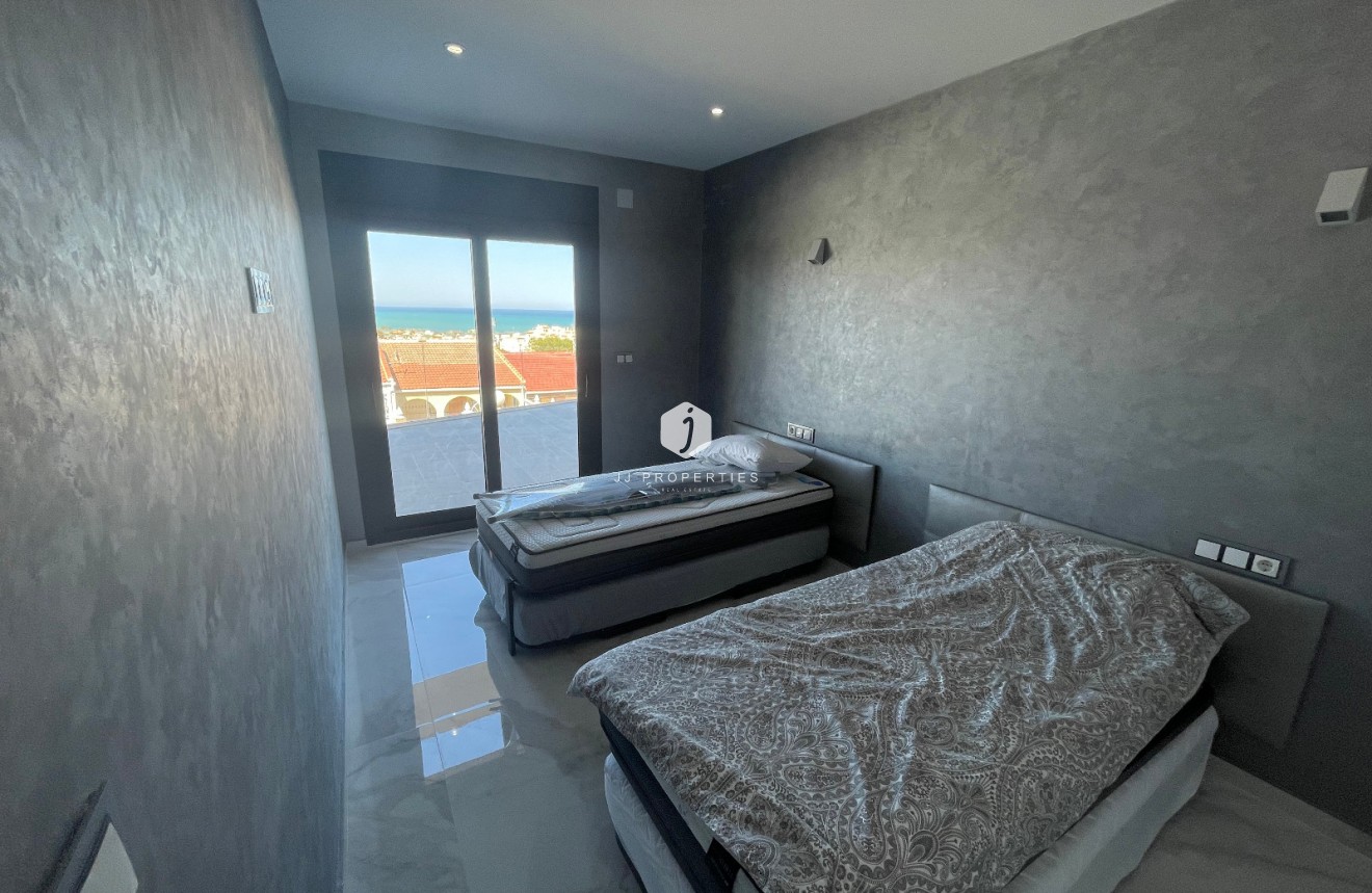 Resale - Villa -
La Mata - Costa Blanca