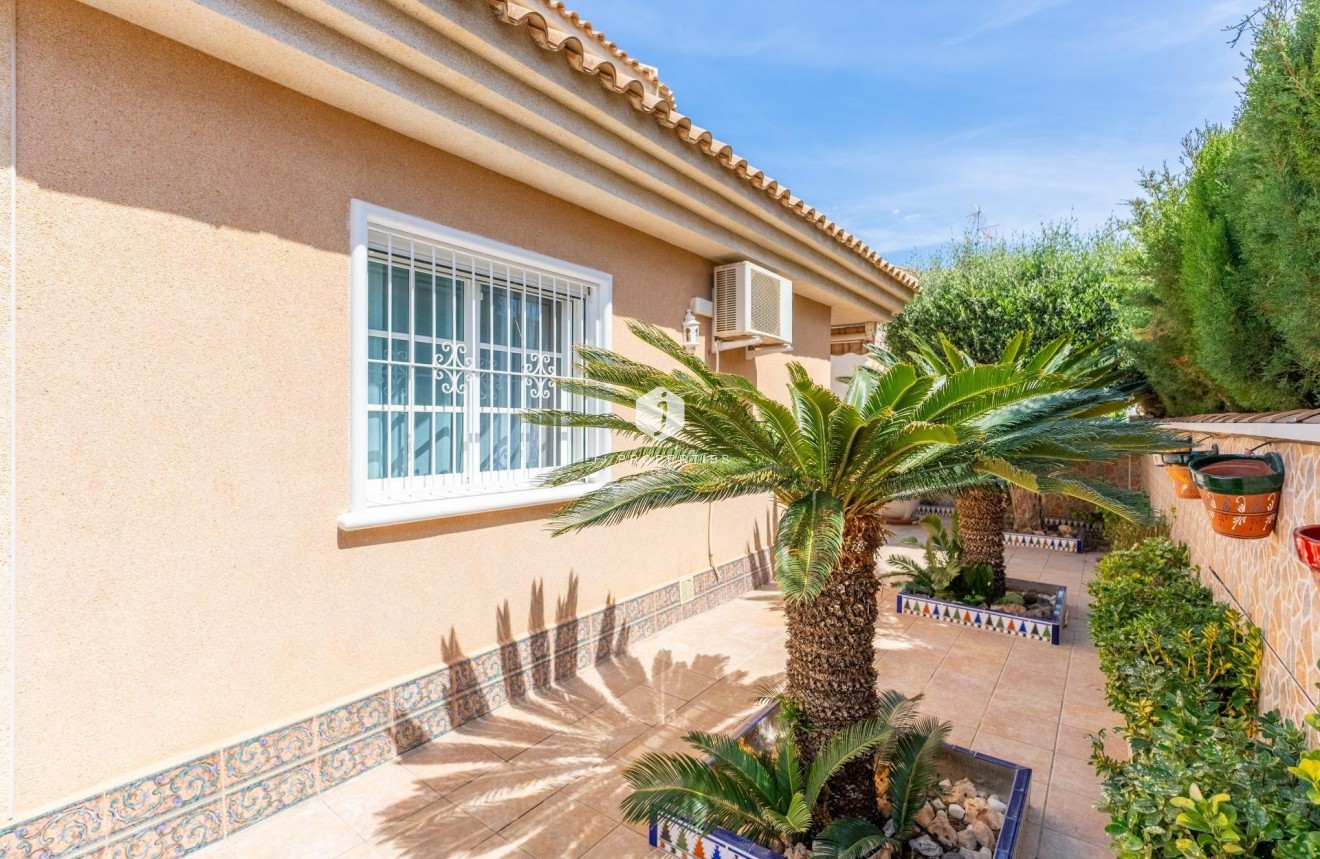 Resale - Chalet -
Torrevieja - Los Balcones - Los Altos del Edén