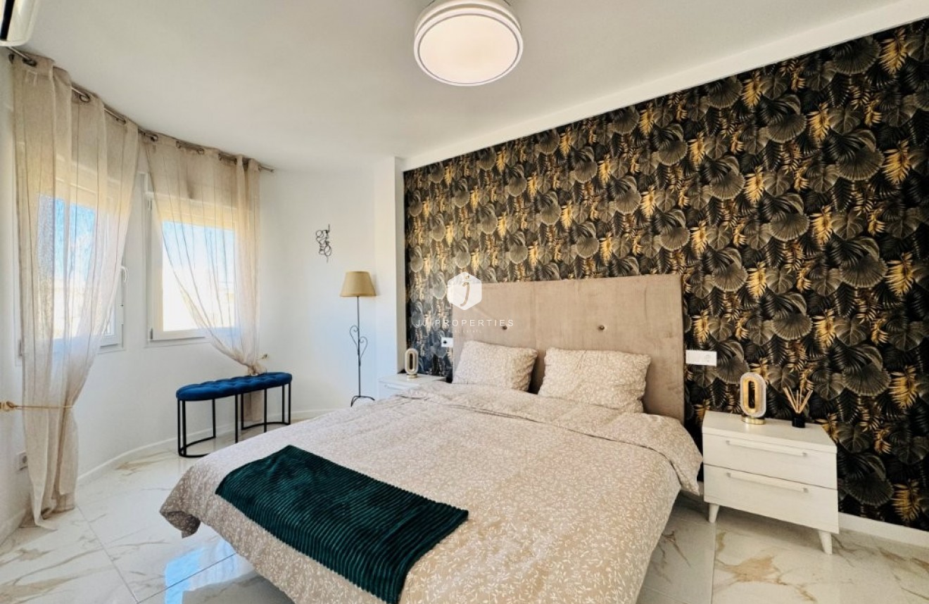 Resale - Apartment / flat -
La Mata - Costa Blanca