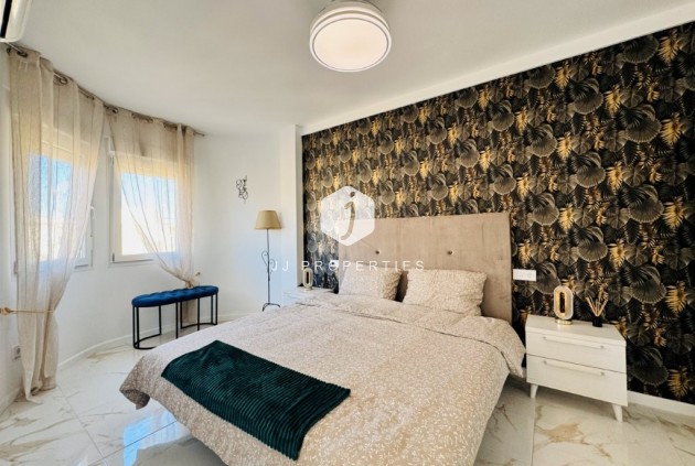 Resale - Apartment / flat -
La Mata - Costa Blanca