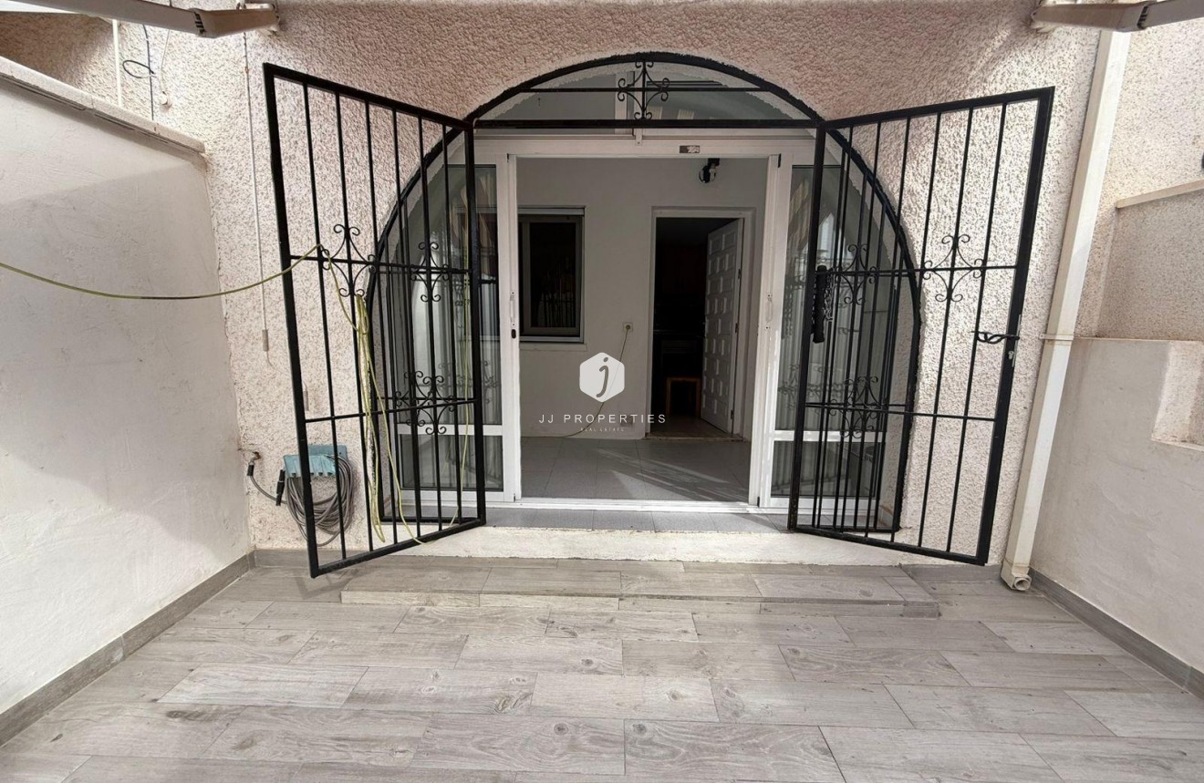 Resale - Chalet -
Torrevieja - La Siesta - El Salado - Torreta