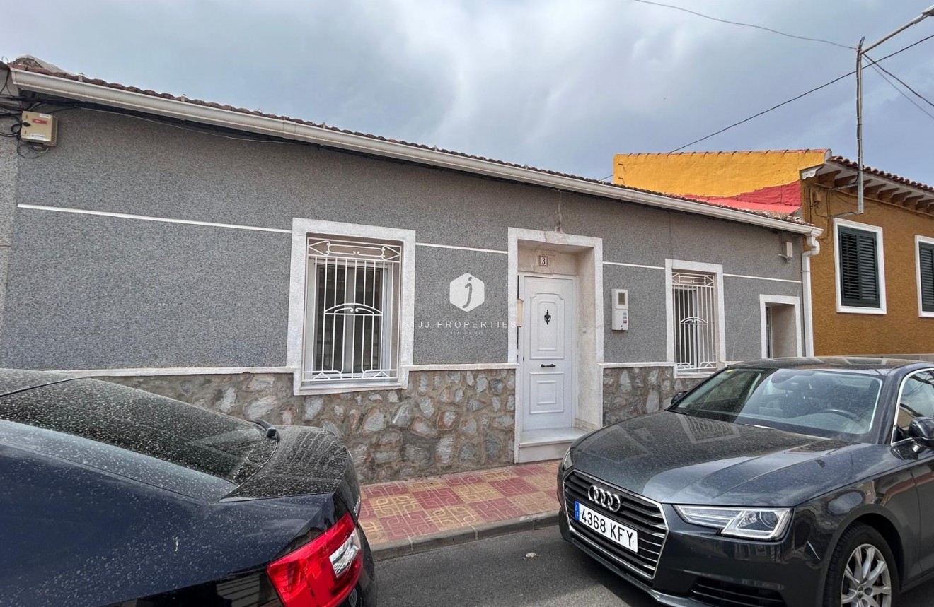 Resale - Villa -
Jacarilla - Inland