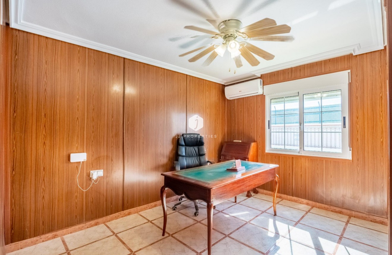 Resale - Villa -
Torrevieja - El chaparral