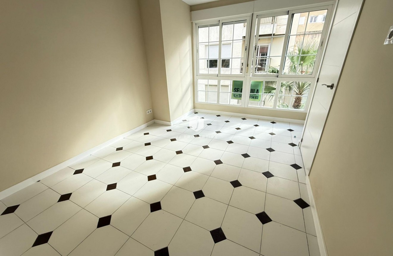 Resale - Apartment / flat -
Torrevieja - Centro