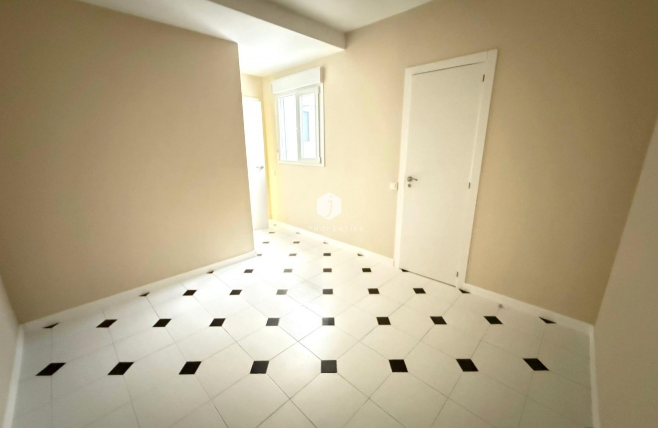 Resale - Apartment / flat -
Torrevieja - Centro