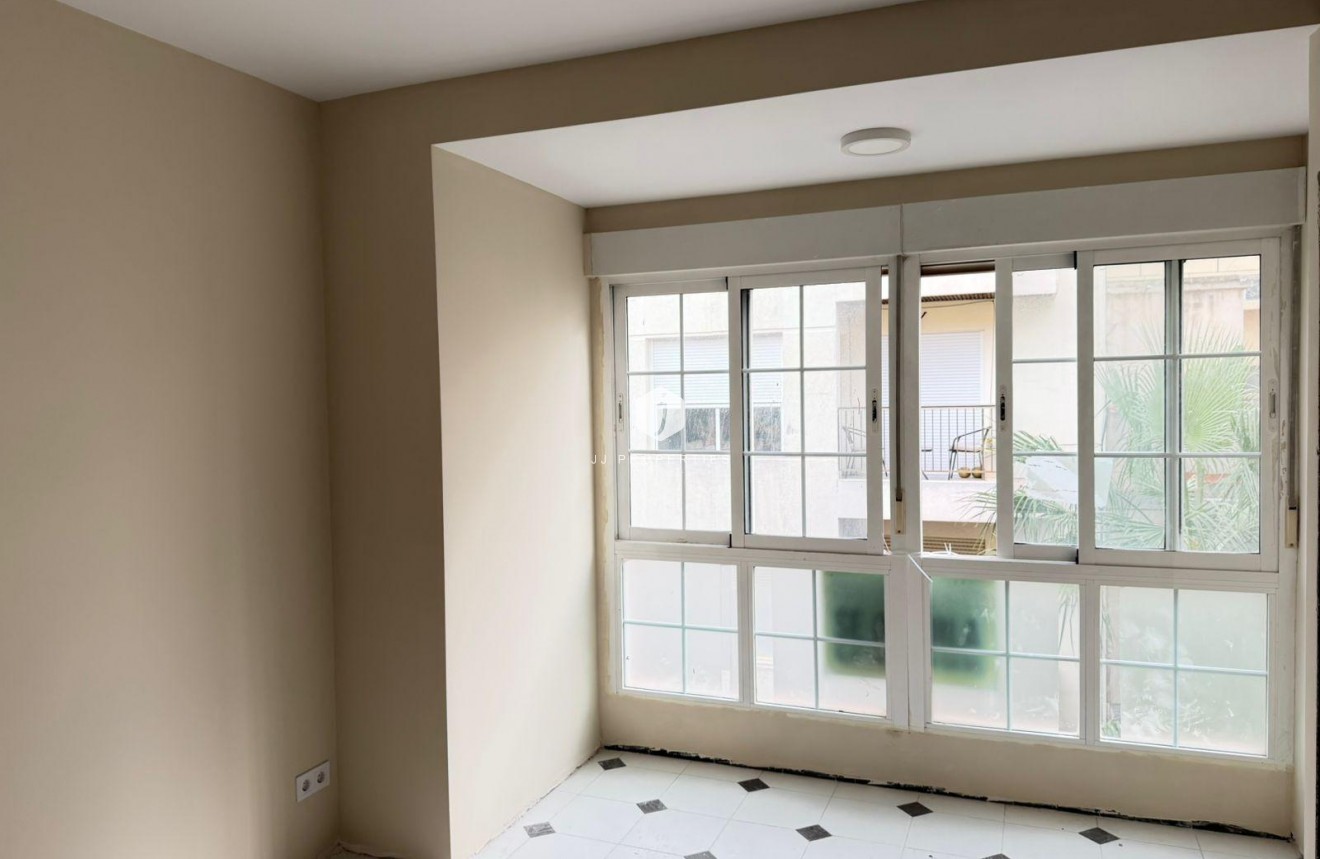 Resale - Apartment / flat -
Torrevieja - Centro