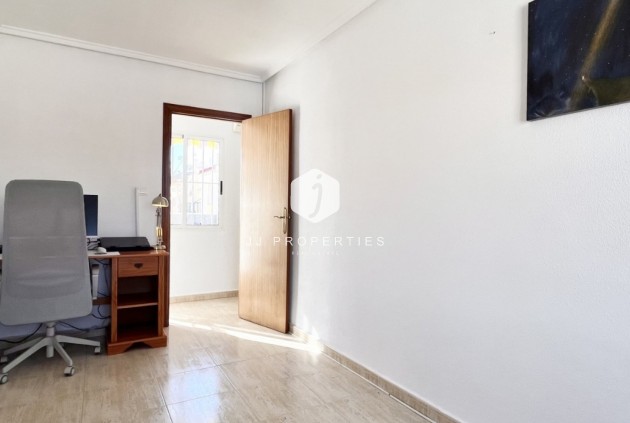 Resale - Chalet -
Torrevieja - Costa Blanca