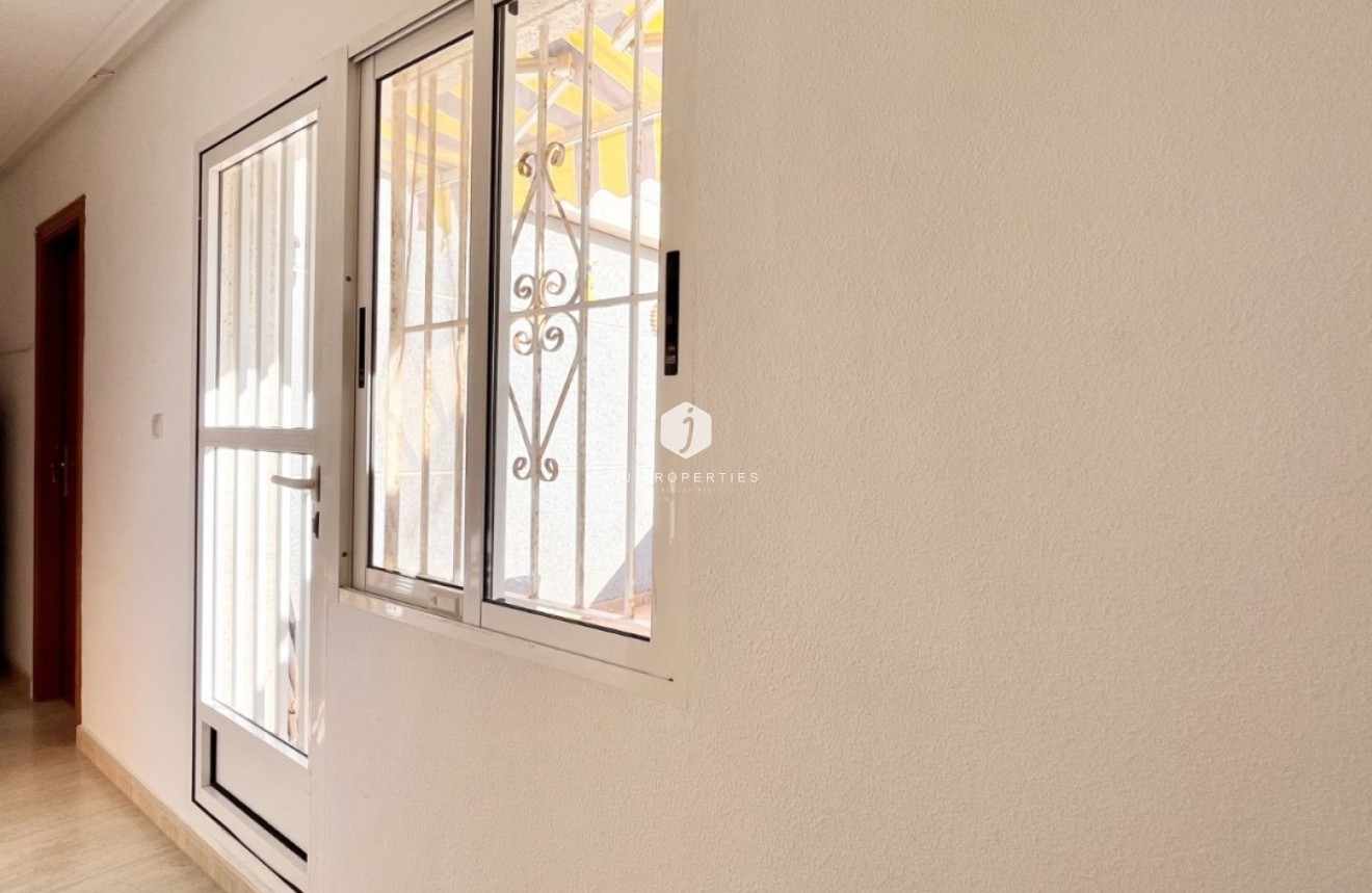 Resale - Chalet -
Torrevieja - Costa Blanca