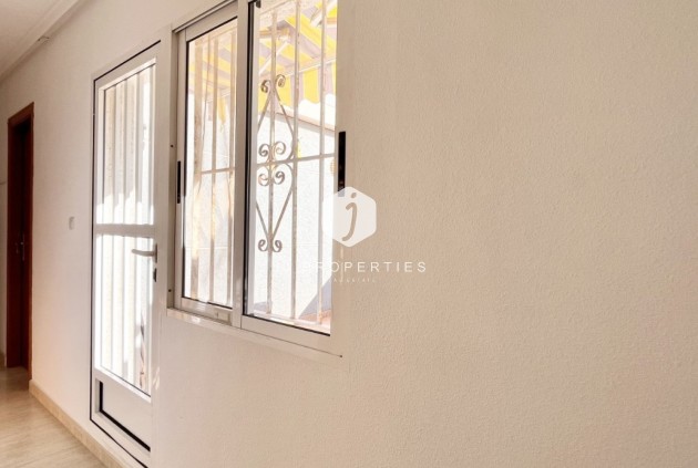 Resale - Chalet -
Torrevieja - Costa Blanca