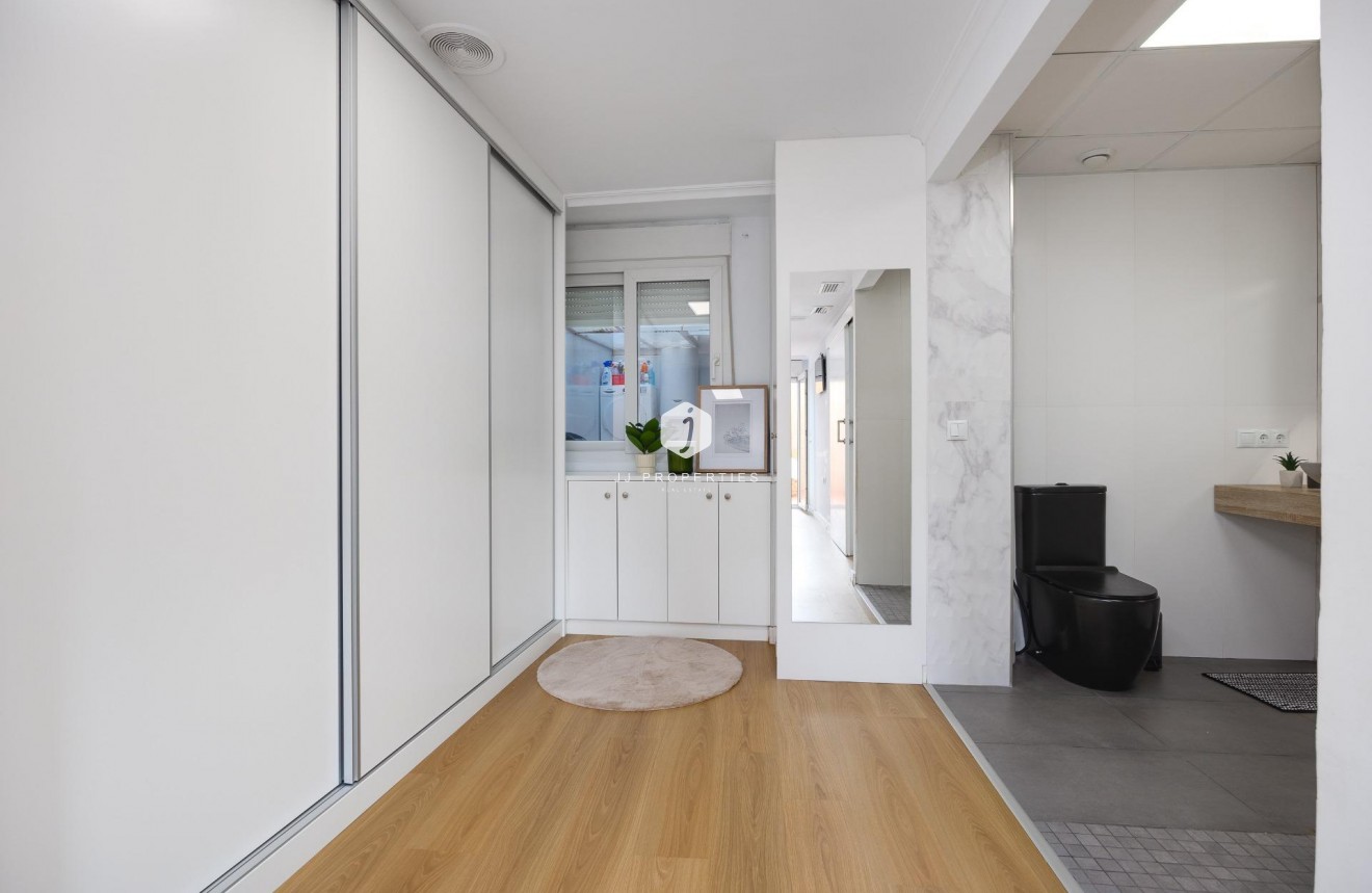 Resale - Apartment / flat -
Torrevieja - Centro