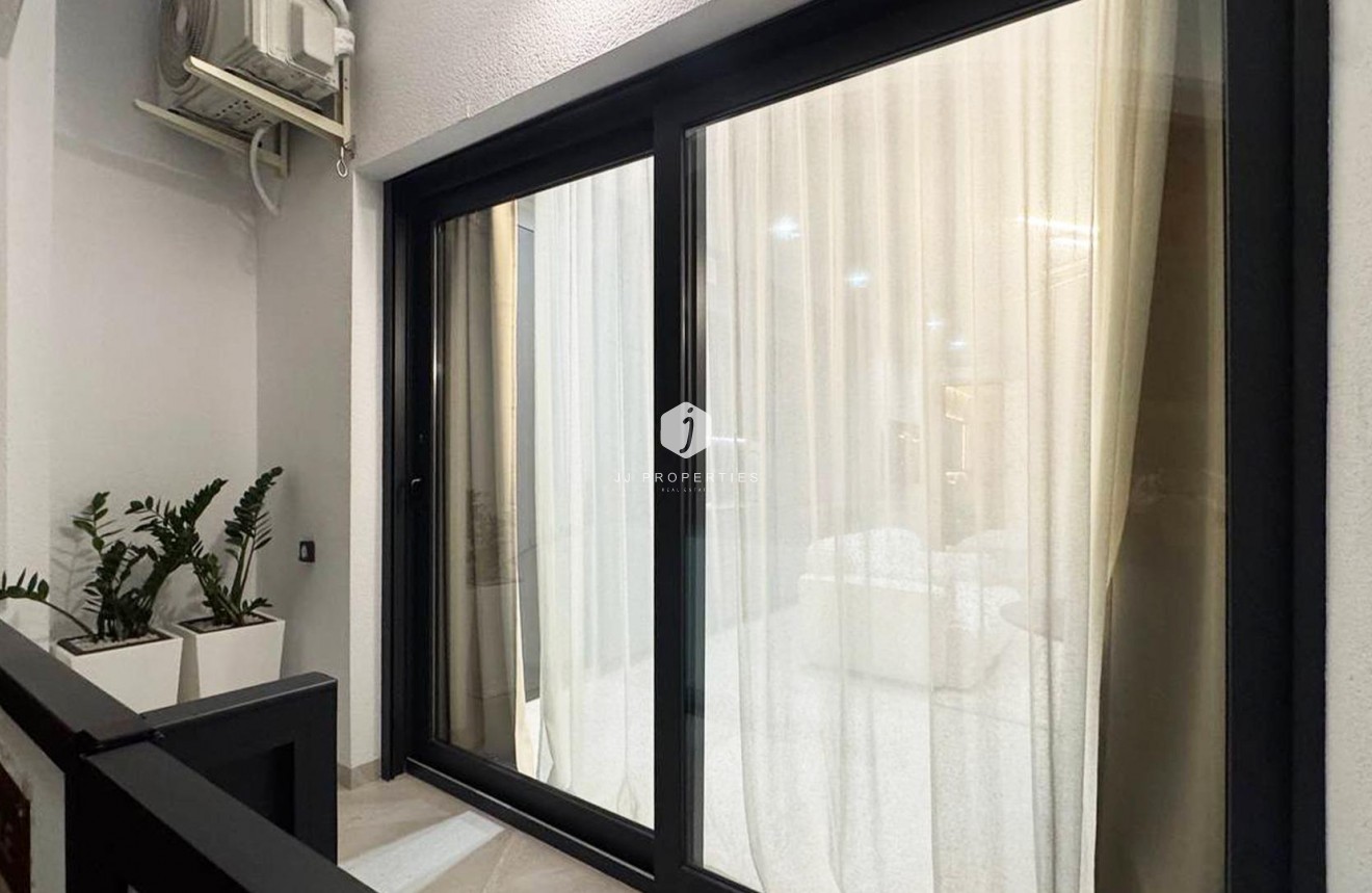 Resale - Apartment / flat -
Torrevieja - Playa de los Locos