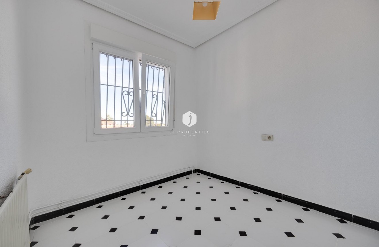 Resale - Chalet -
Torrevieja - La Siesta - El Salado - Torreta