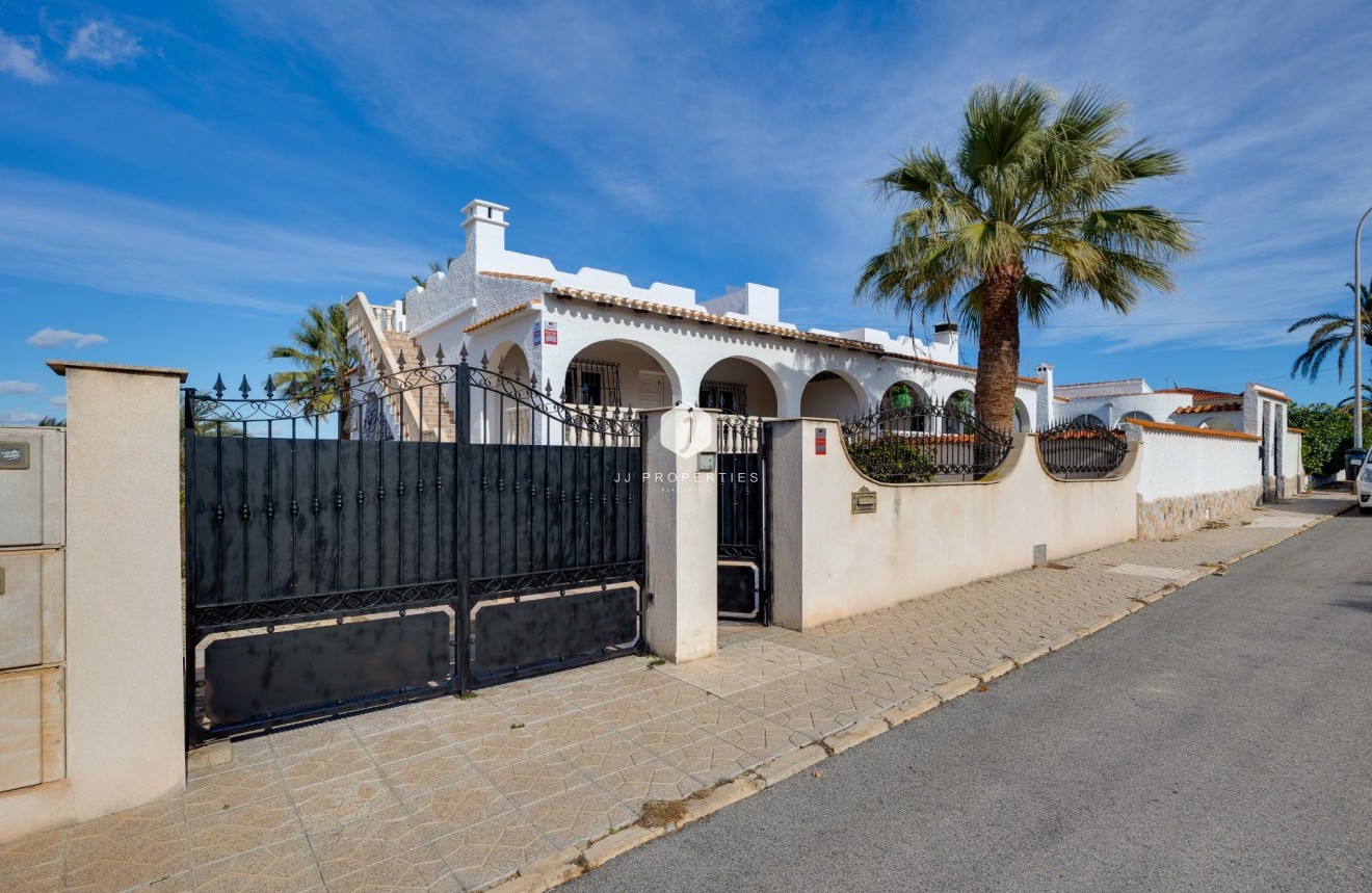 Resale - Chalet -
Torrevieja - La Siesta - El Salado - Torreta