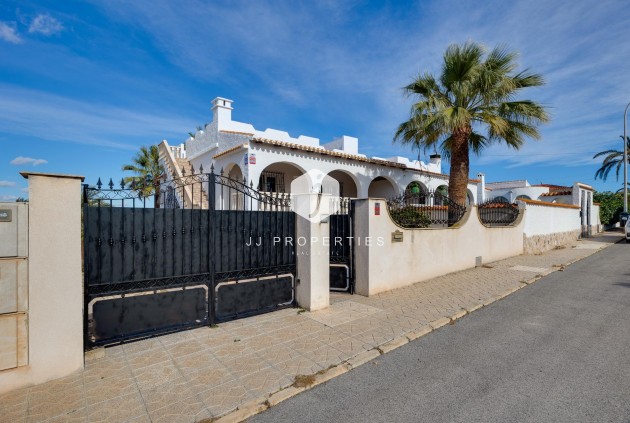 Resale - Chalet -
Torrevieja - La Siesta - El Salado - Torreta
