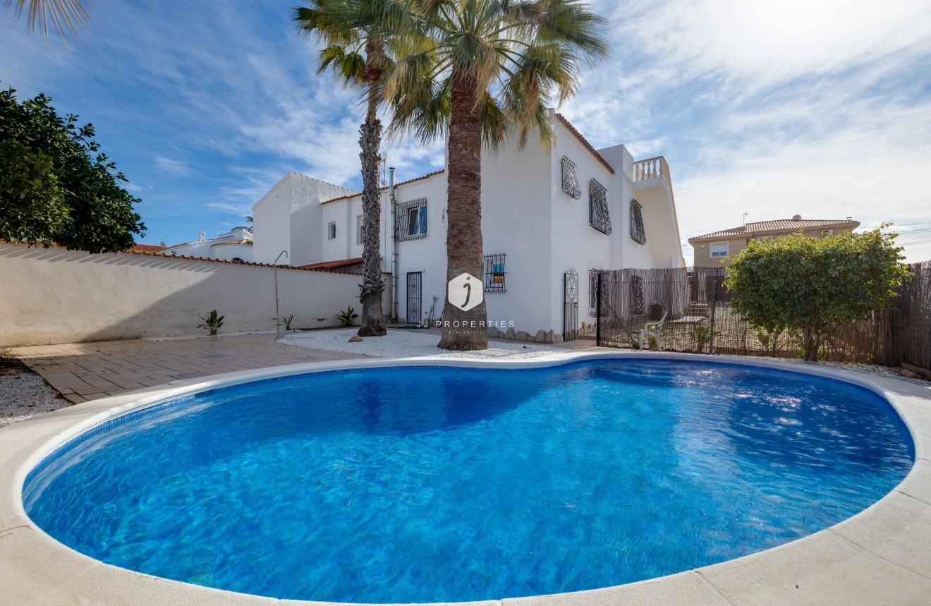 Resale - Chalet -
Torrevieja - La Siesta - El Salado - Torreta