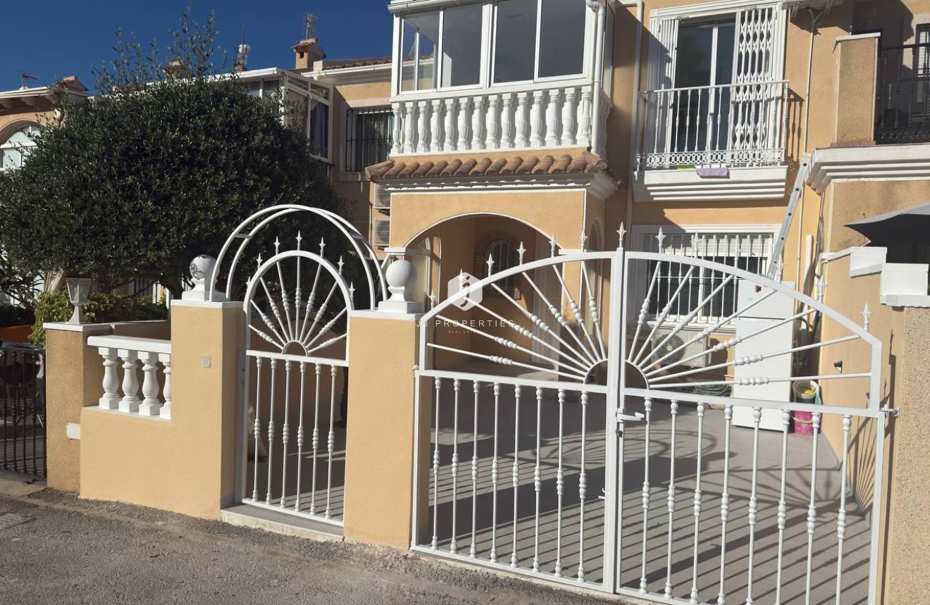 Resale - Chalet -
Torrevieja - Zona Los Frutales