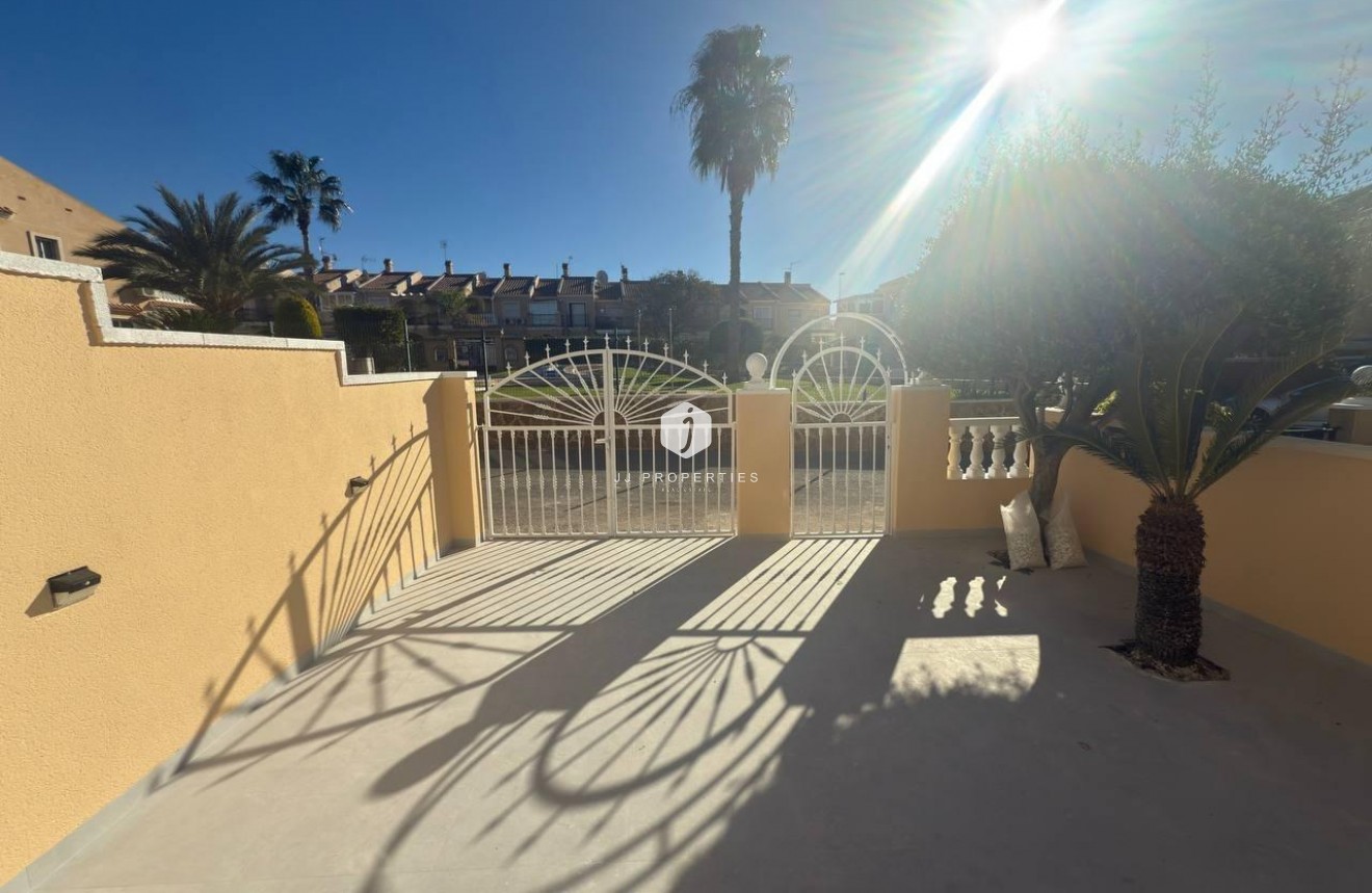 Resale - Chalet -
Torrevieja - Zona Los Frutales