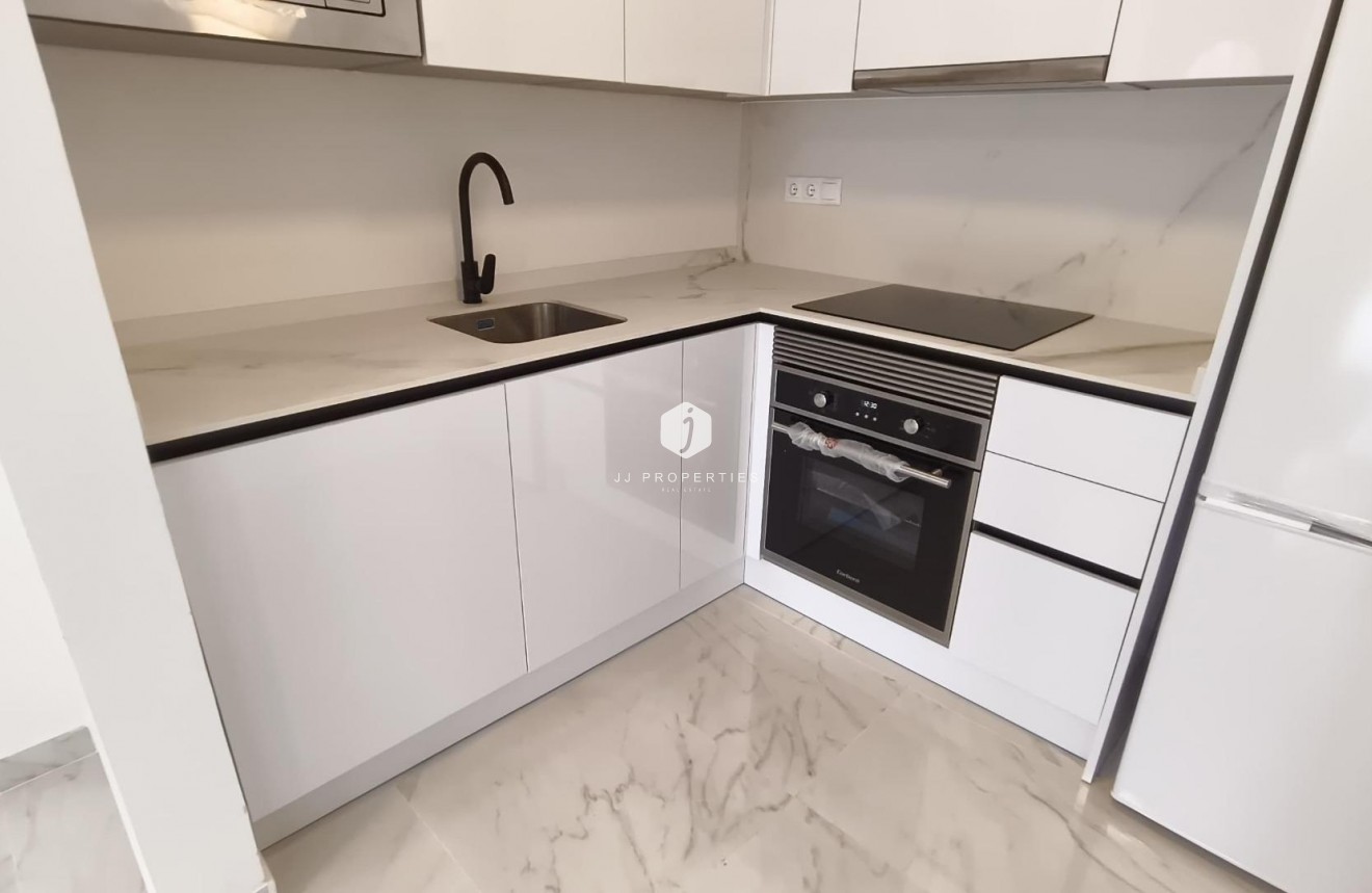 Resale - Chalet -
Torrevieja - Zona Los Frutales