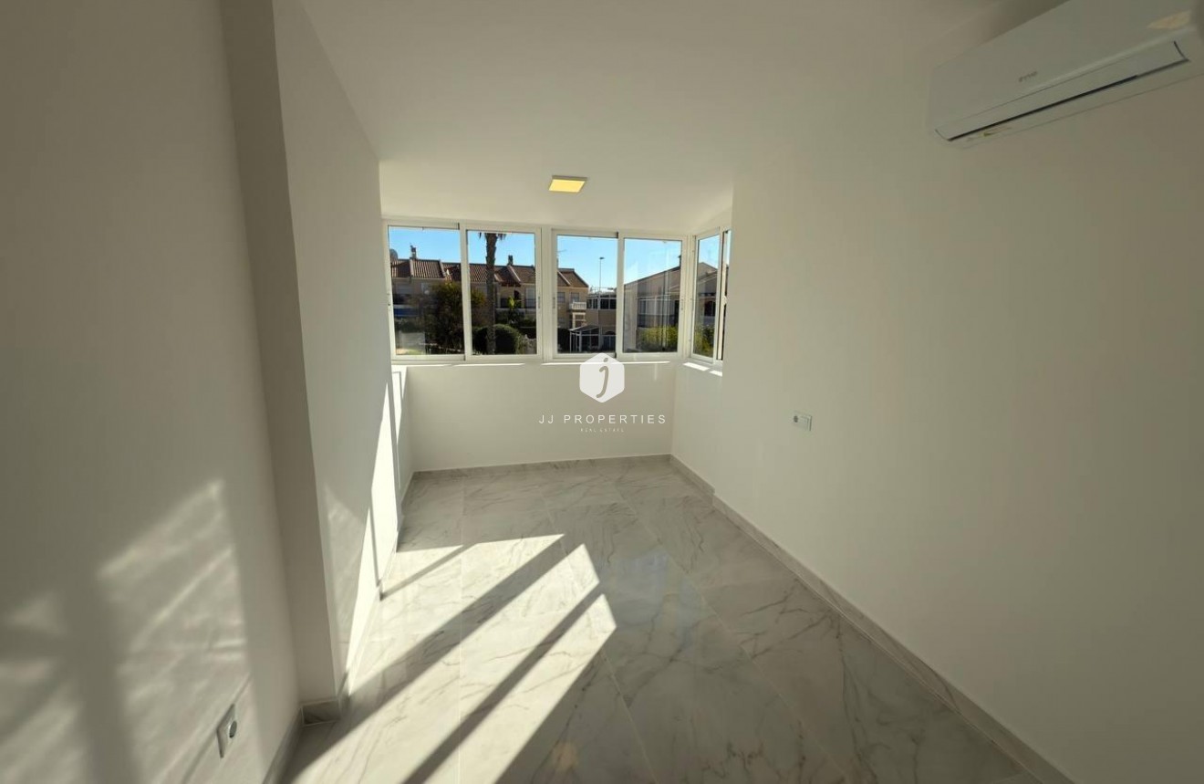 Resale - Chalet -
Torrevieja - Zona Los Frutales