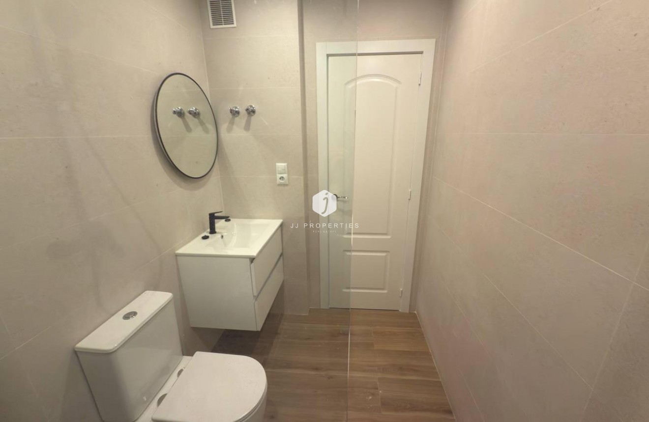 Resale - Chalet -
Torrevieja - Zona Los Frutales