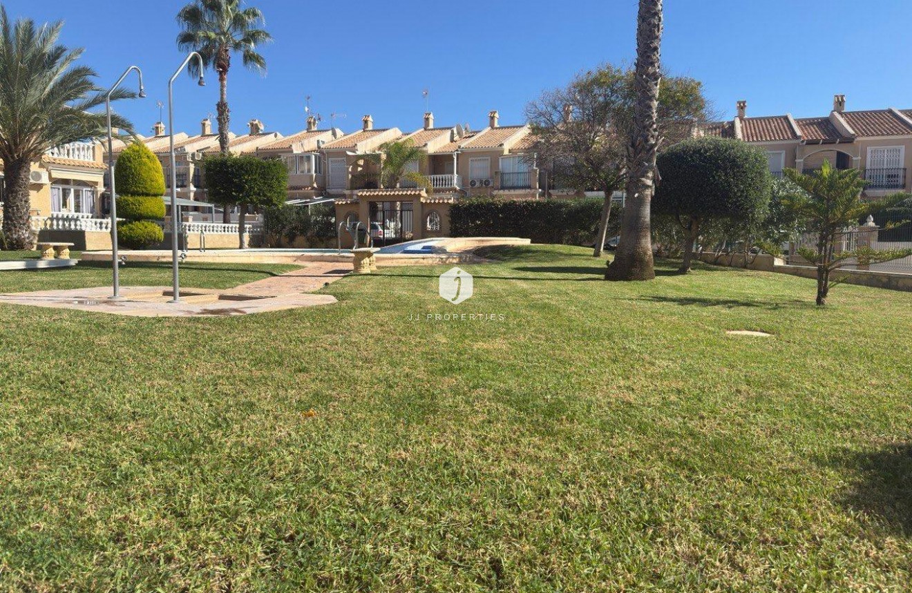 Resale - Chalet -
Torrevieja - Zona Los Frutales