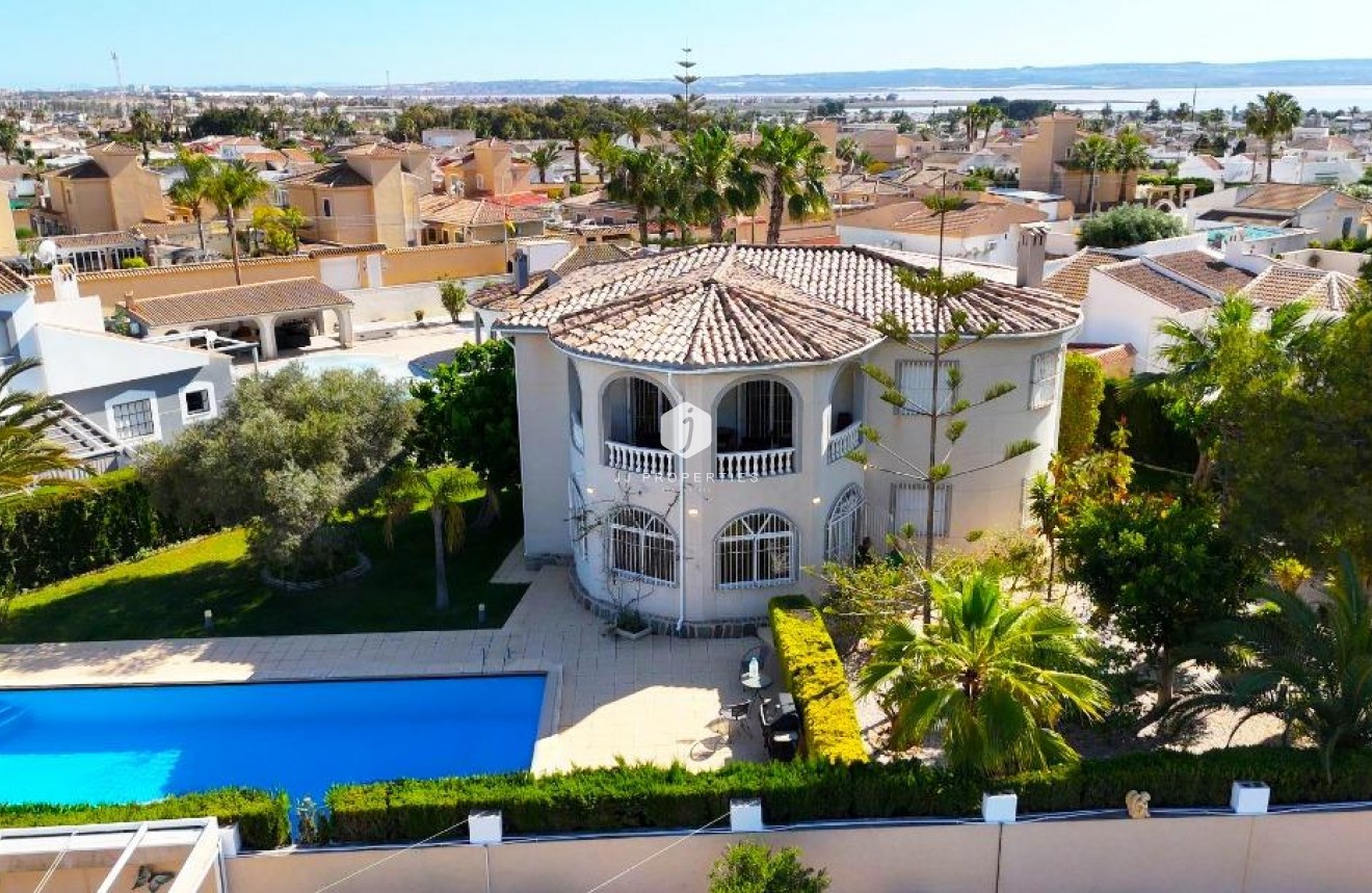 Resale - Villa -
Torrevieja - La siesta