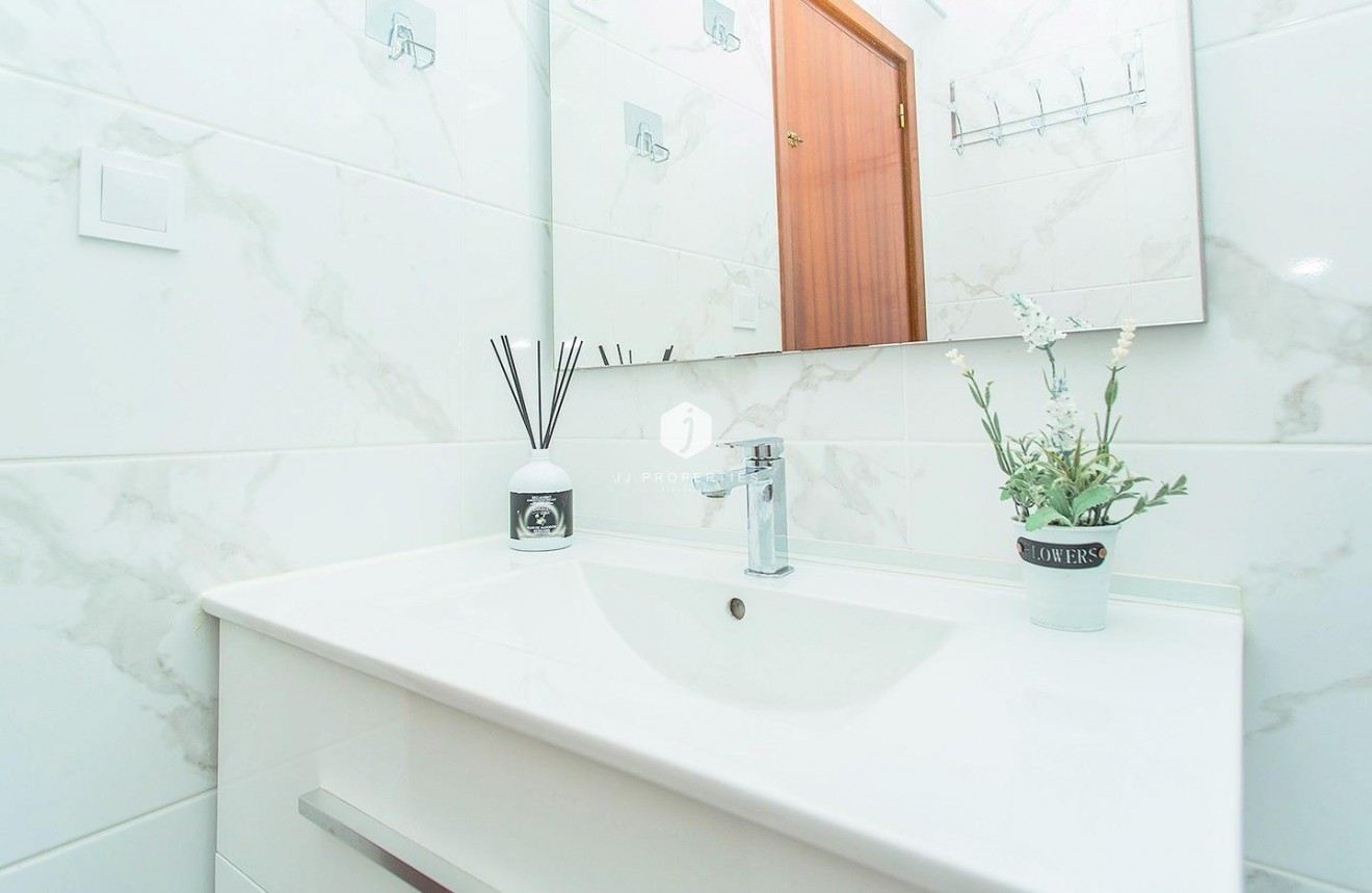 Resale - Apartment / flat -
Torrevieja - Playa del Cura