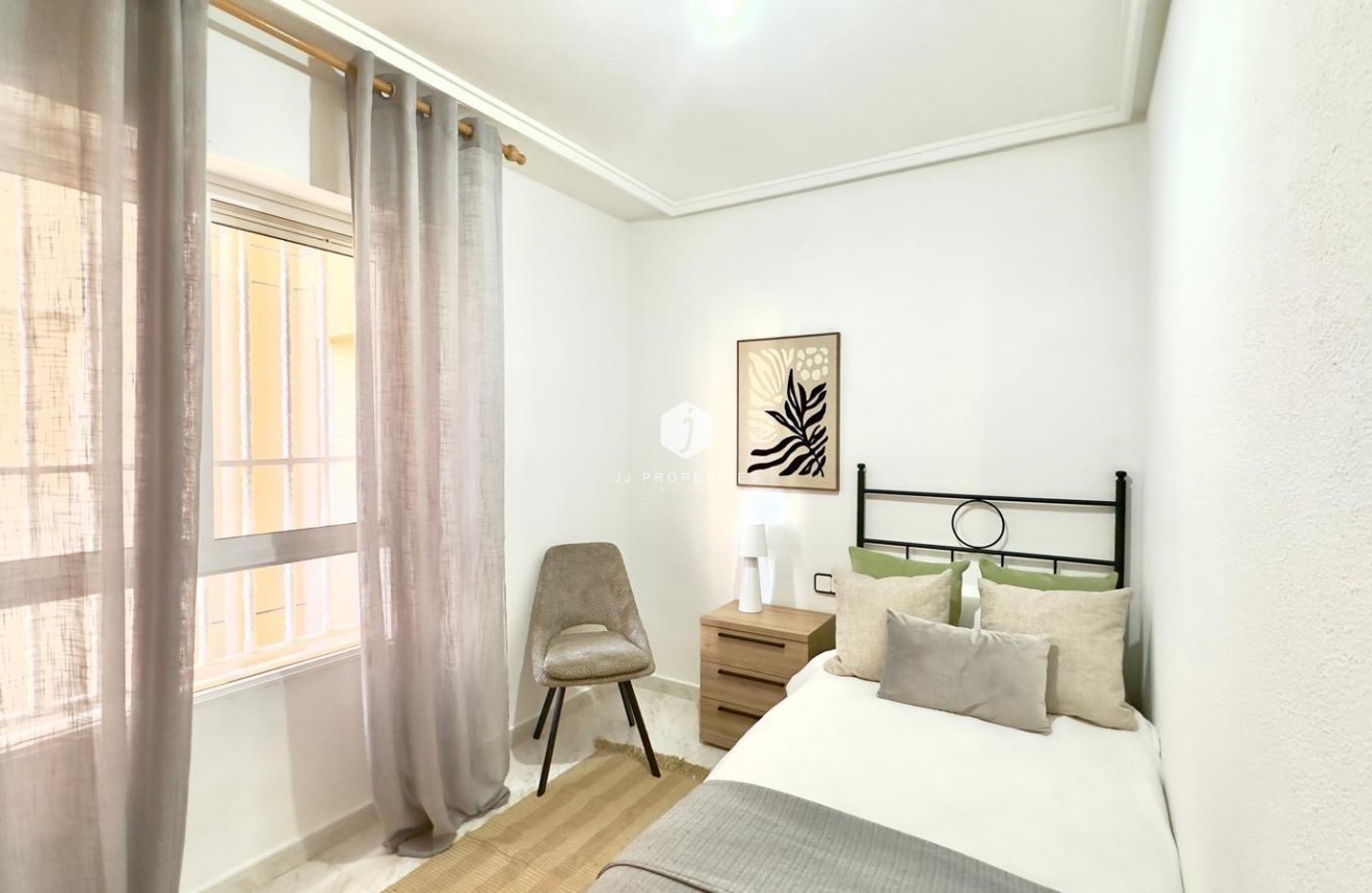 Resale - Apartment / flat -
Torrevieja - Playa del Cura